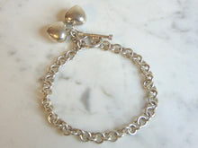 Load image into Gallery viewer, Womens Vintage Estate Sterling Silver Heart Charm Bracelet 23g E5774