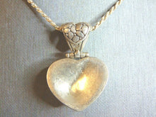 Load image into Gallery viewer, Women&#39;s Vintage Estate Sterling Silver Necklace w/ Heart Pendant 19.9g E5880