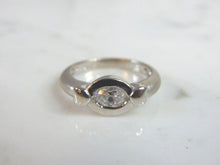 Load image into Gallery viewer, Womens Vintage Estate Sterling Silver CZ Ring 3.8g E5993