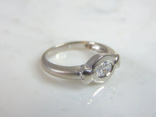 Load image into Gallery viewer, Womens Vintage Estate Sterling Silver CZ Ring 3.8g E5993