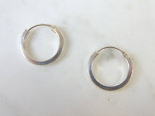 Load image into Gallery viewer, Womens Vintage Estate Sterling Silver Hoop Earrings 1.7g E1803