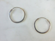 Load image into Gallery viewer, Womens Vintage Estate Sterling Silver Hoop Earrings 2g E1807