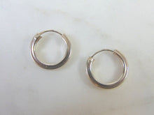 Load image into Gallery viewer, Womens Vintage Estate Sterling Silver Hoop Earrings 1.4g E1811
