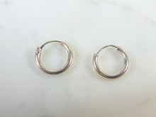Load image into Gallery viewer, Womens Vintage Estate Sterling Silver Hoop Earrings 0.9g E1819