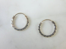 Load image into Gallery viewer, Womens Vintage Estate Sterling Silver Hoop Earrings 1.2g E1817