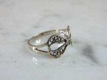 Load image into Gallery viewer, Womens Vintage Estate Sterling Silver Ribbon Ring 1.7g E5097