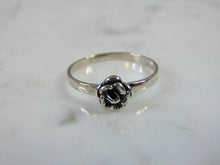 Load image into Gallery viewer, Womens Vintage Estate Sterling Silver Rose Ring 1.5g E5125