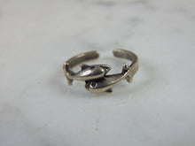 Load image into Gallery viewer, Womens Vintage Estate Sterling Silver Dolphins Ring 1.4g E5126