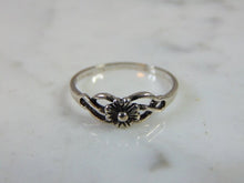 Load image into Gallery viewer, Womens Vintage Estate Sterling Silver Flower Ring 1.4g E5130
