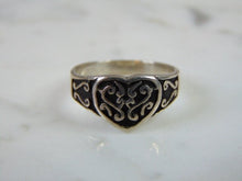 Load image into Gallery viewer, Womens Vintage Estate Sterling Silver Heart Ring 4.3g E5132