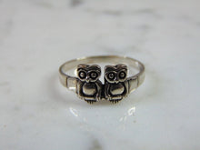 Load image into Gallery viewer, Womens Vintage Estate Sterling Silver Owls Ring 2.4g E5127