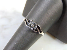 Load image into Gallery viewer, Womens Vintage Estate Sterling Silver Flower Ring 1.4g E5130