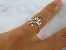 Load image into Gallery viewer, Womens Vintage Estate Sterling Silver Flower Ring 1g E2226