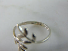 Load image into Gallery viewer, Womens Vintage Estate Sterling Silver Flower Ring 1g E2226