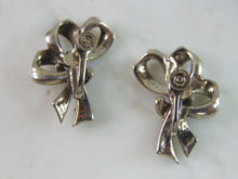 Load image into Gallery viewer, Womens Vintage Estate Sterling Silver Ribbon Clamp On Earrings 7.6g E5261