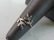 Load image into Gallery viewer, Womens Vintage Estate Sterling Silver Flower Ring 1g E2226