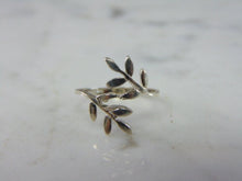 Load image into Gallery viewer, Womens Vintage Estate Sterling Silver Flower Ring 1g E2226