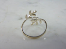 Load image into Gallery viewer, Womens Vintage Estate Sterling Silver Flower Ring 1g E2226