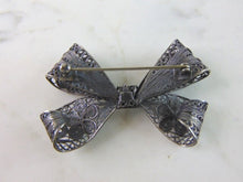 Load image into Gallery viewer, Womens Vintage Estate Sterling Silver Bow Brooch 9.1g E5858