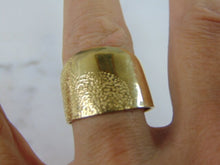 Load image into Gallery viewer, Womens 14K Yellow Gold Modernist Cigar Band Ring 8.6g  E1706