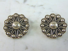 Load image into Gallery viewer, Womens Vintage Estate Sterling Silver Flower Clip On Earrings 24.5g E2162