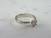 Load image into Gallery viewer, Womens Vintage Estate Sterling Silver CZ Ring 1.9g E3132