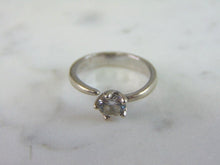 Load image into Gallery viewer, Womens Vintage Estate Sterling Silver CZ Ring 1.9g E3132