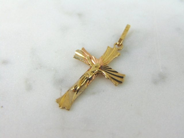 Vintage Estate 14K Multi Tone Gold Religious Cross Pendant, 0.7g E822